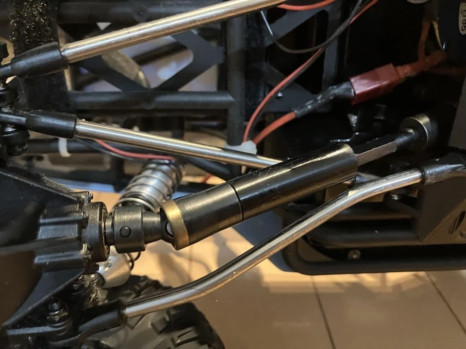 Axial Wraith Poison Spyder Rock Crawler 1/10 Scale Rc Car Off-Road 4Wd Rtr - Image 4 of 4