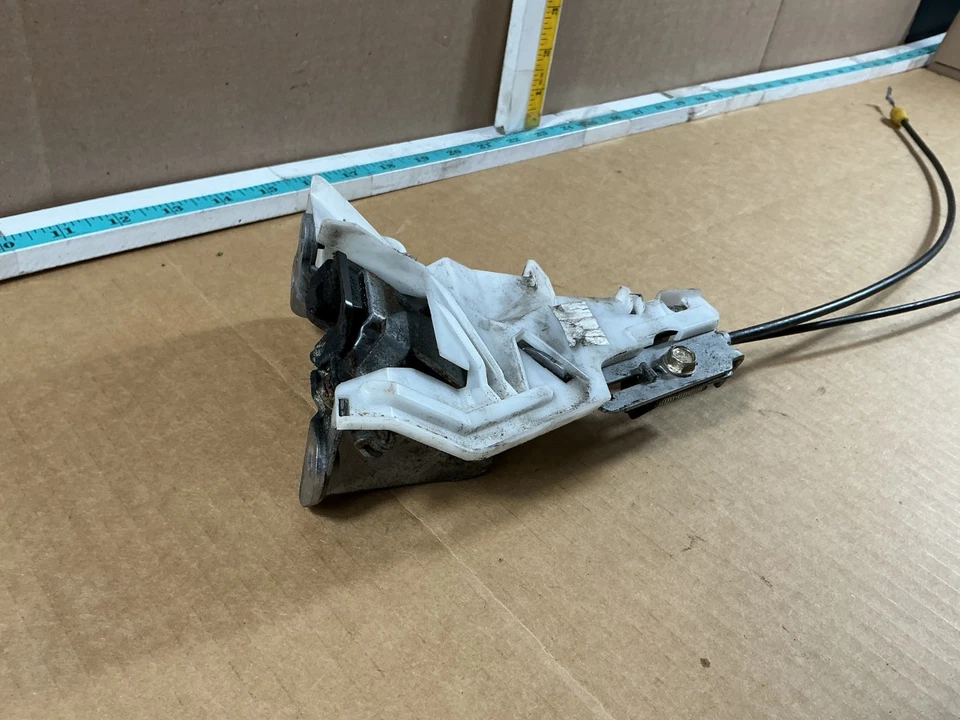 Actuador de cierre de cerradura de puerta corredera trasera derecha Toyota Sienna 2011-2020 OEM Foto 3 de 4