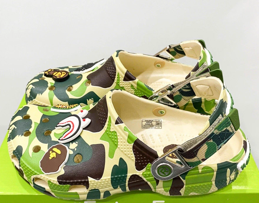 Zueco clásico Crocs estampado de mármol púrpura y verde con personaje Jibbitz Foto 4 de 4