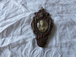 MEDAILLON RELIQUAIRE VERRE BOMBE BOIS ET PLATRE NAPOLEON 3 A RESTAURER