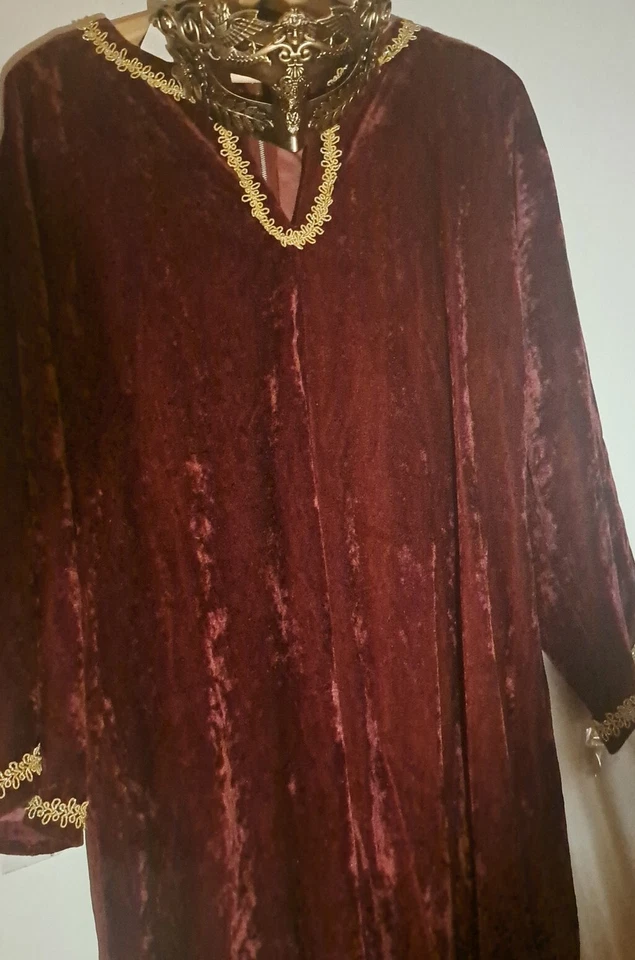 女式服装 Maxi Maroon 撕裂天鹅绒连衣裙 L 码带金色面具   — 第 2/4 张图片