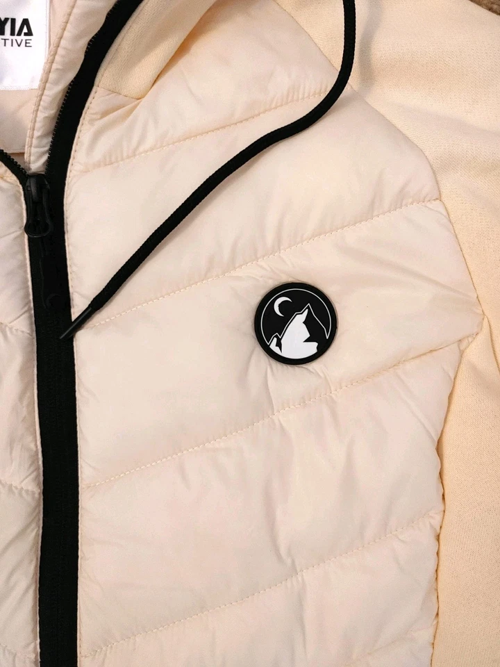 Chaqueta Zyia Courchevel Híbrida Puff Capucha Grande Cremallera Completa Ligera Crema y Negra Foto 4 de 4