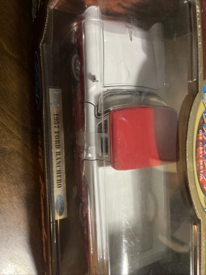 Ford Ranchero 1957 rojo y negro Road Legends escala 1 18 fundido a presión R2C usado en excelente estado Foto 3 de 4