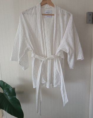 House Brand Damen Kimono-Jacke weiß Baumwolle Stickerei Gürtel 3/4 OS Strand 