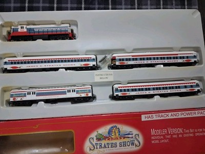 James E. Strates zeigt HO Scale Train Set - nur Züge wie auf dem Bild