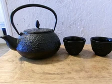 Iwachu Cast Iron  Black Pine Needle Tea Set  58oz w 2 Cups