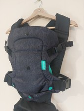 Infantino Flip Advanced 4-in-1 wandelbare Trage mit Latz, schwarz