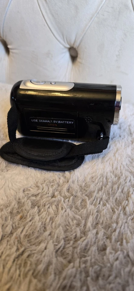 16MP Video Recorder HD 1.5 LCD Screen Color 8x Digital Zoom - Image 3 of 4