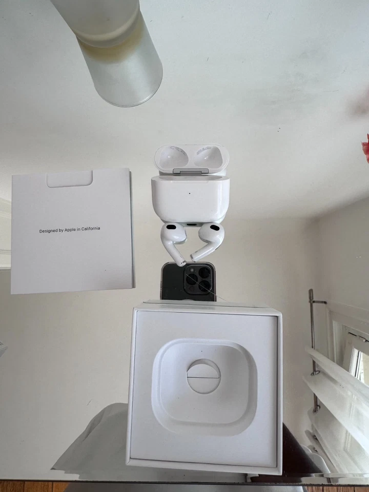 Apple AirPods (3rd generation), photo 1 sur 5