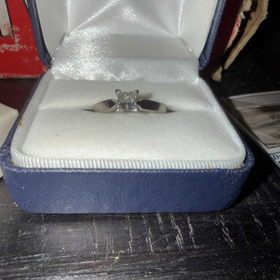 Anillo de oro blanco de 14 quilates corte princesa de 0,43 quilates (ajuste de platino) talla 7,5 Foto 2 de 3