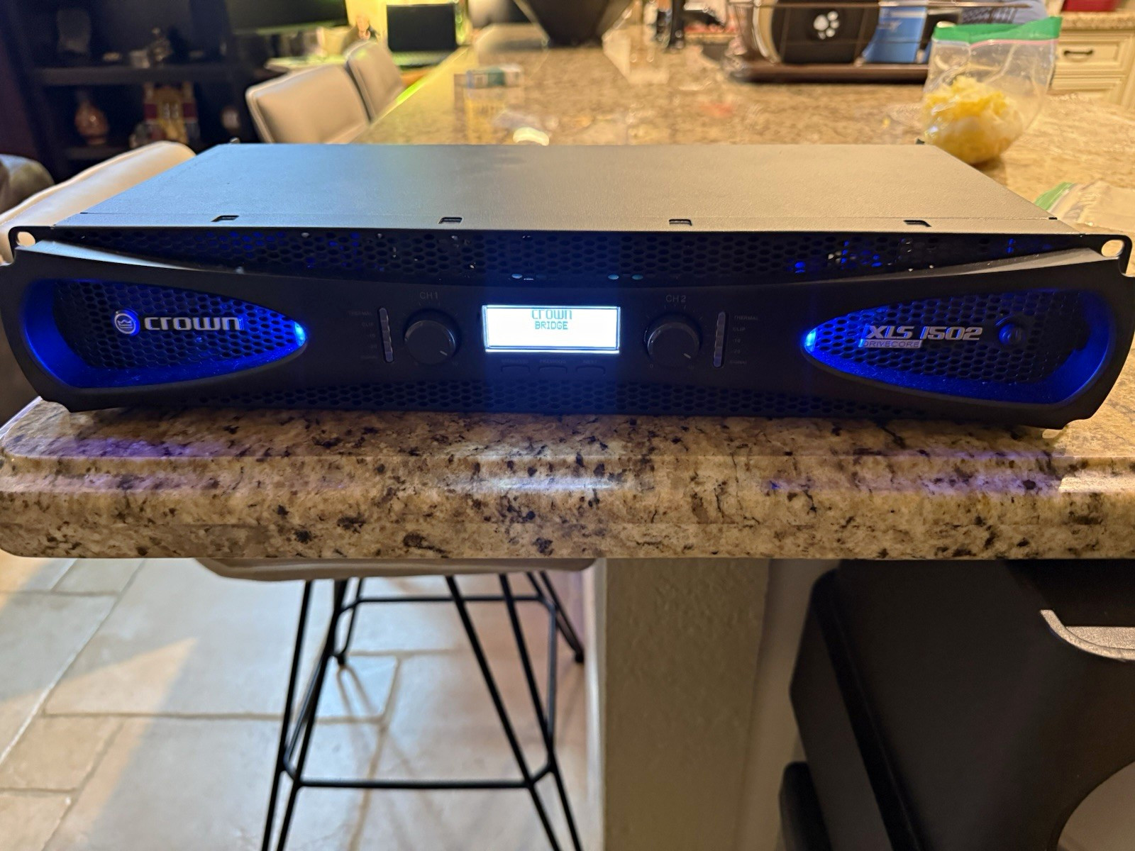 Crown XLS 1502 2-Channel Rack-Mountable Bridgeable Power Amplifier Black