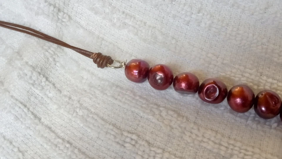 Collar de perlas barrocas rojas boho sobre cordón de cuero marrón 24 pulgadas Foto 3 de 4