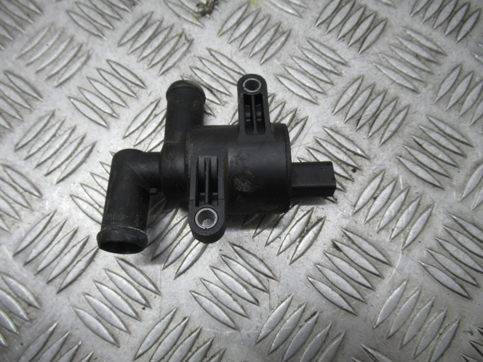 AUDI A4 AVANT S-LINE 2015 2,0 TDI automático B8 MK4 5 puertas bomba de agua auxiliar ref3010 - Imagen 2 de 4