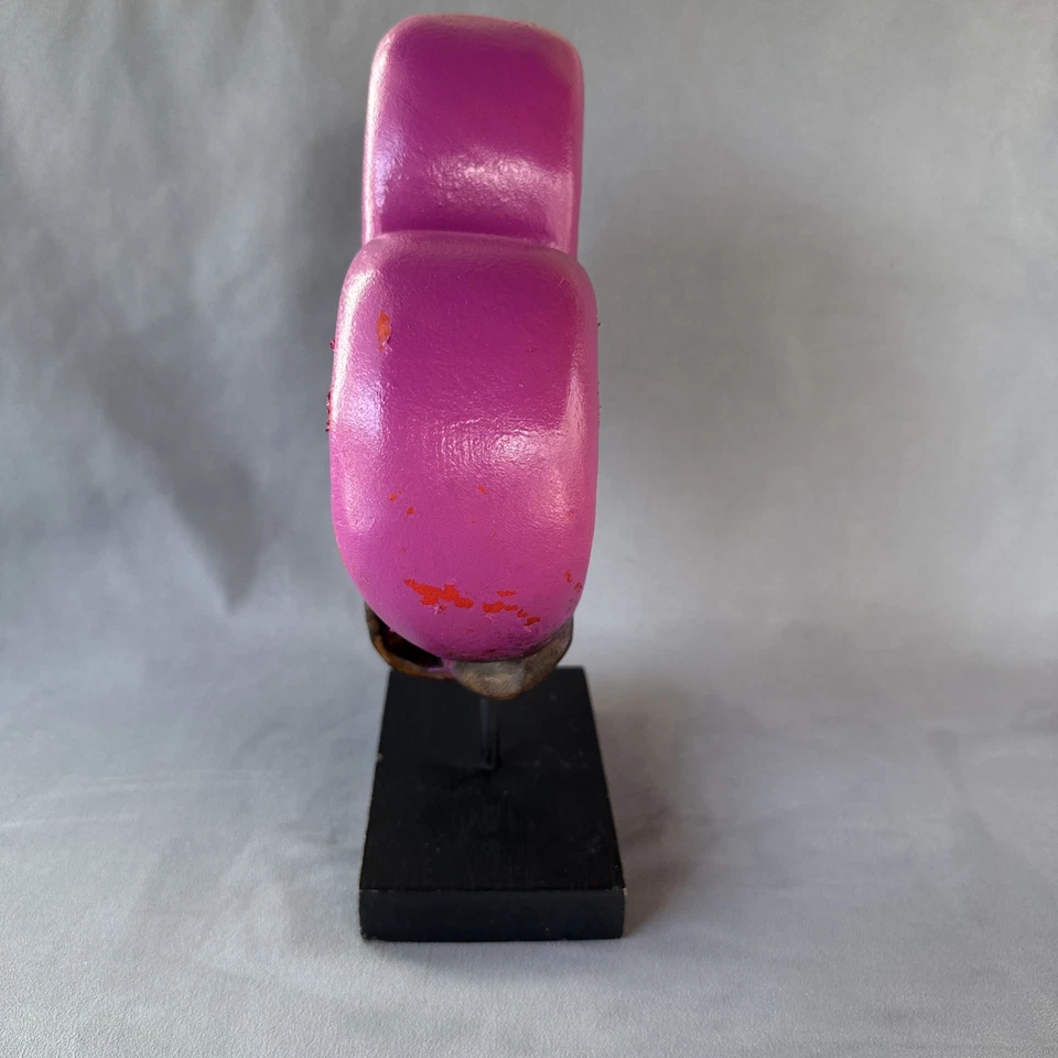 Escultura artesanal de nudo de corazón de madera - rosa oscura / magenta. Base negra 12x6x3 Foto 4 de 4