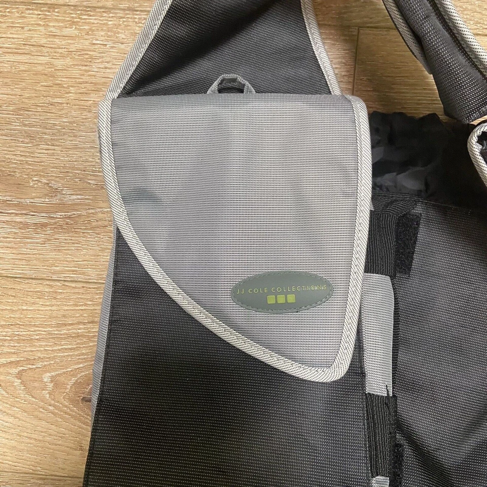 Bolsa de fraldas JJ Cole Collections sobre o ombro estilingue preta e cinza viagem - Imagem 2 de 4