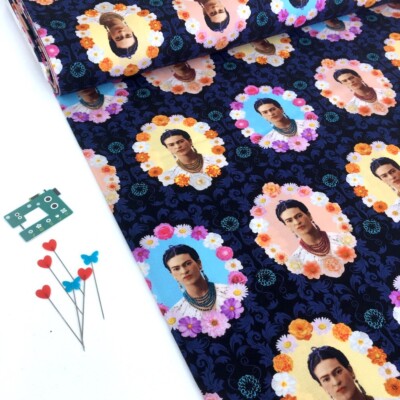 Quilten Baumwolle Robert Kaufman Frida Kahlo Blumenrahmen Midnight (Meterware)