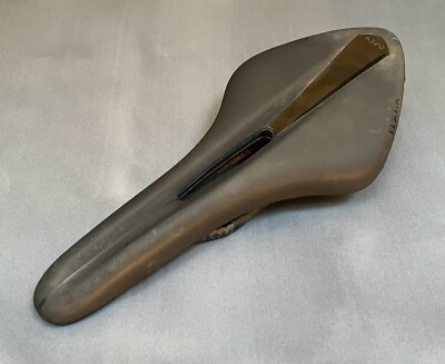 Fizik Arione R1 Open Road Saddle 132mm 7x10mm Braided Carbon Rails