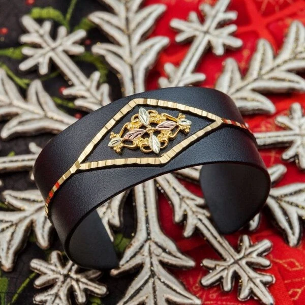 Mt. Brazalete Rushmore Black Hills Oro Uva y Hoja Negro Recubierto de Polvo Foto 2 de 2