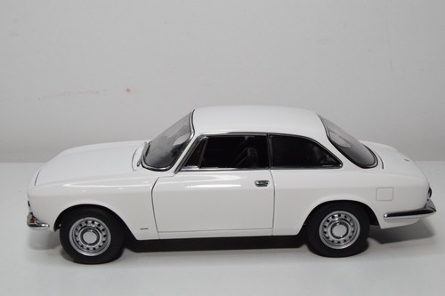 B40 1:18 AUTOART ALFA ROMEO 1750 GTV WHITE MINT COND. VERY RARE! - Picture 2 of 9