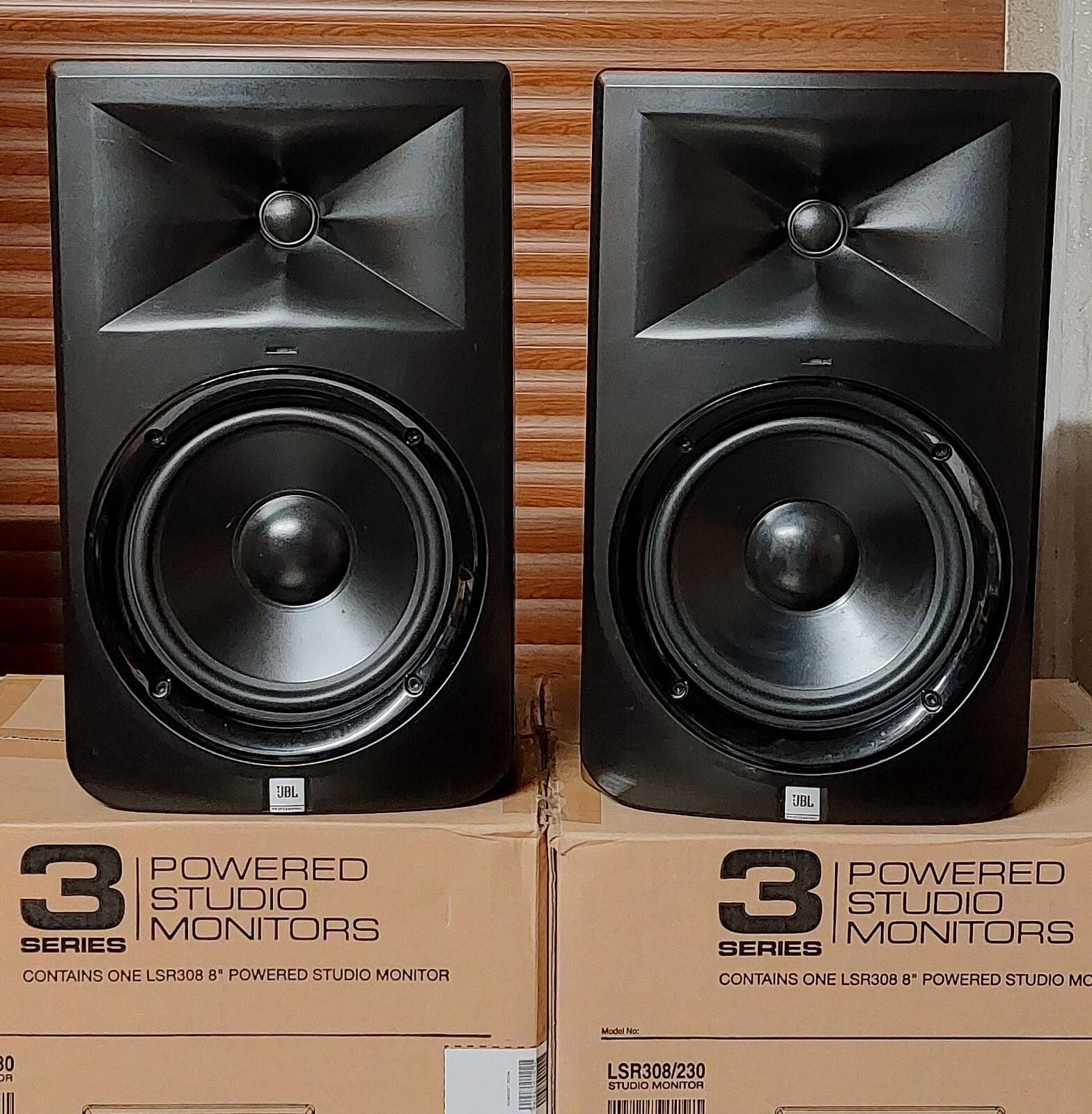 Haut-parleurs JBL LSR308/230 bi-amplifiés 20cm en lot de 2 pièces d'une clarté absolue