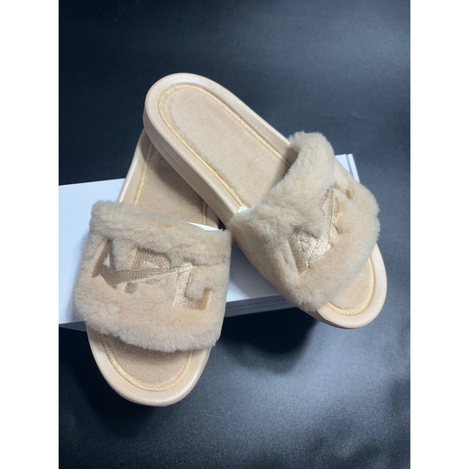 APL NUOVI sandali da donna in shearling slide in champagne taglia 8 prezzo al pubblico consigliato $ 195