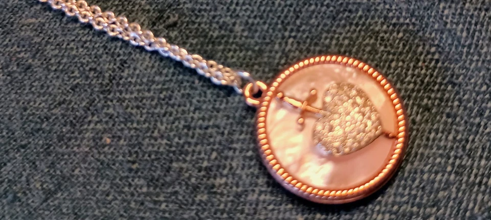 Collar DISNEY Villanos Blancanieves Espada y Corazón Chapado 18" Foto 3 de 4