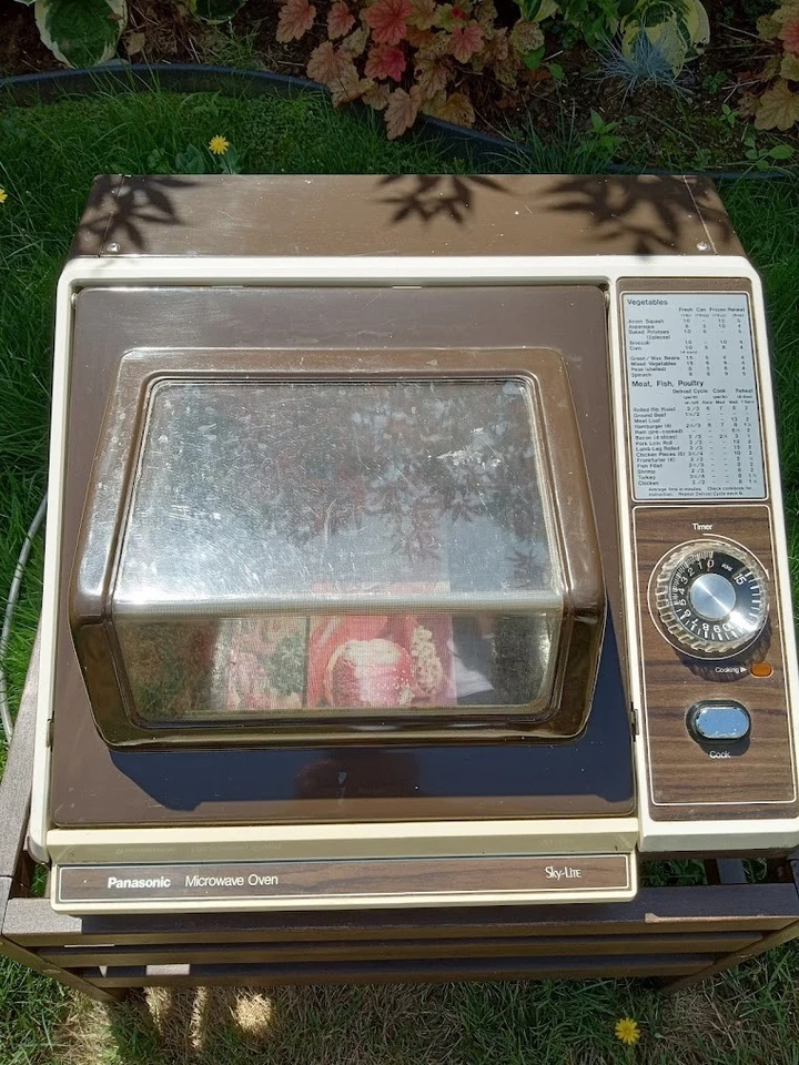 Vintage Panasonic Sky-Lite Microwave w/ Original Hardcover Manual, TESTED - Image 2 of 4