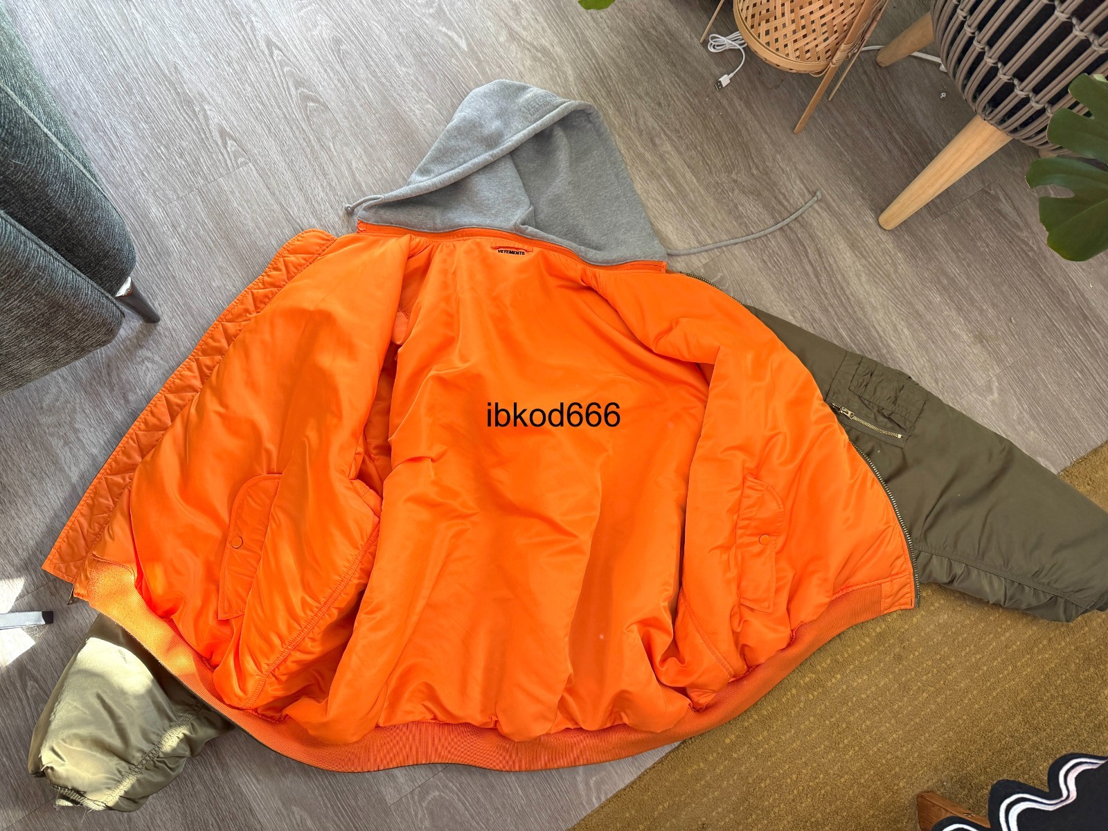 Vetements X Alpha Industries Reversible Green/Orange Bomber Jacket image 2