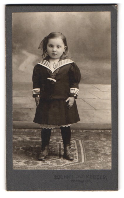 Fotografía Eduard Schmeisser, linda niña en vestido de marinero