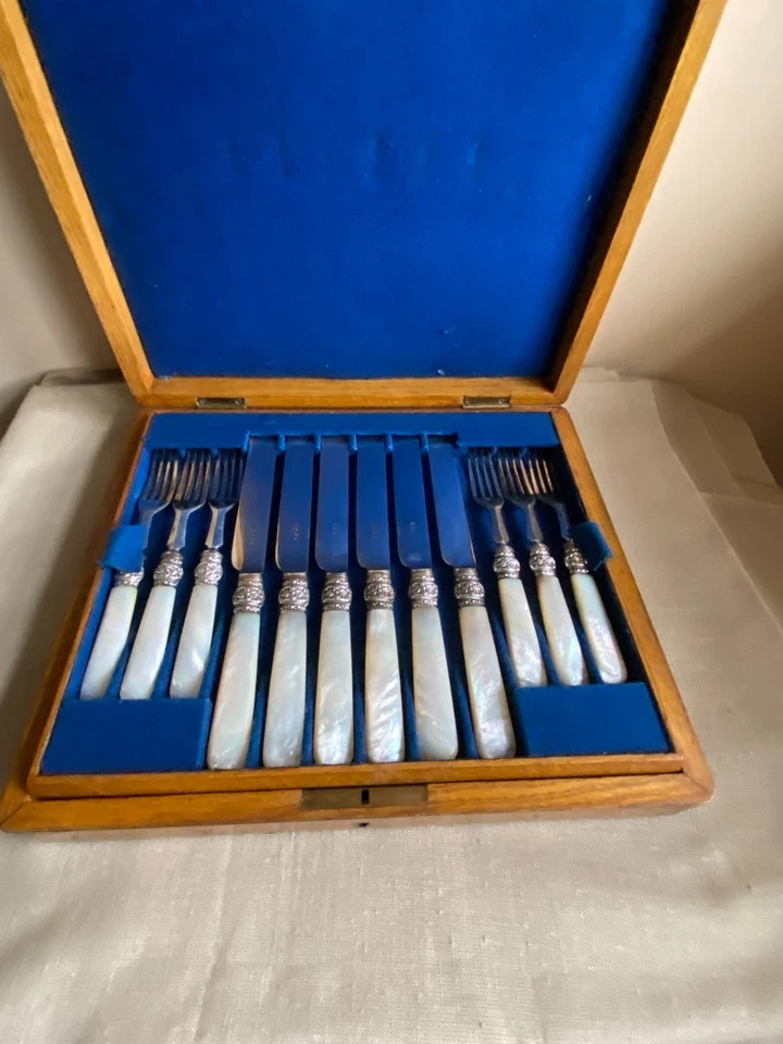 24 Victorian Silver Plated Dessert Knives & Forks Mother of Pearl Handles Cased - Image 3 of 4