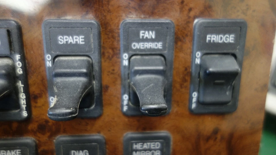 Painel de painel International 9200 com dezesseis interruptores - Imagem 3 de 4