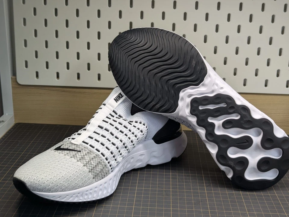 US13 - Nike React Phantom Run Flyknit 2 Oreo CJ0277-100 - Image 4 of 4