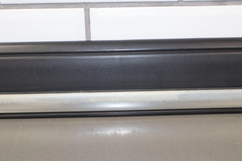 00-06 Chevy Suburban Driver delantero izquierdo negro texturizado puerta moldura/ajuste OEM Foto 4 de 4