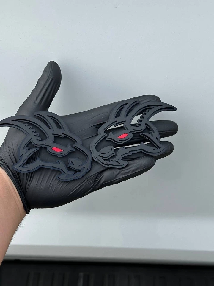 Insignia emblema coche camión Angry Goat ojo rojo mate negro sobre negro paquete personalizado de 2 Foto 3 de 4