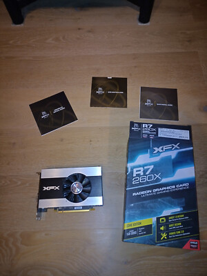 Grafikkarte: XFX R7 260X (AMD), 1 GB GDDR5 VRAM; 2x DVI, 1x HDMI 1.4a, 1x DP 1.2