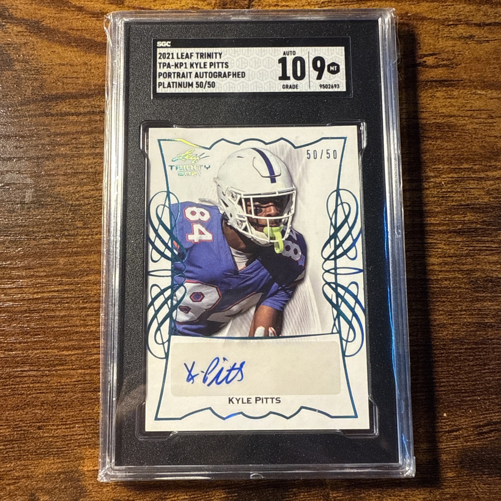 Kyle Pitts Leaf Trinity Portrait Autographs #TPAKP1 Platinum Spectrum Holofoil