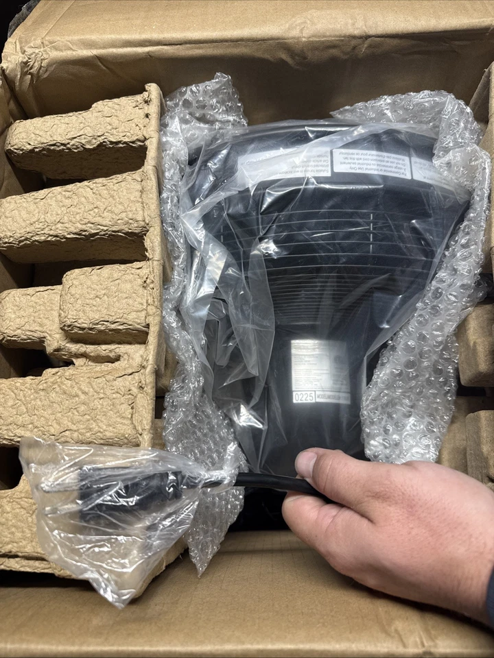 NUEVO CAJA ABIERTA⚡️Ventilador de montaje en pared oscilante negro mate para exteriores clasificación húmeda de 18" Foto 3 de 4