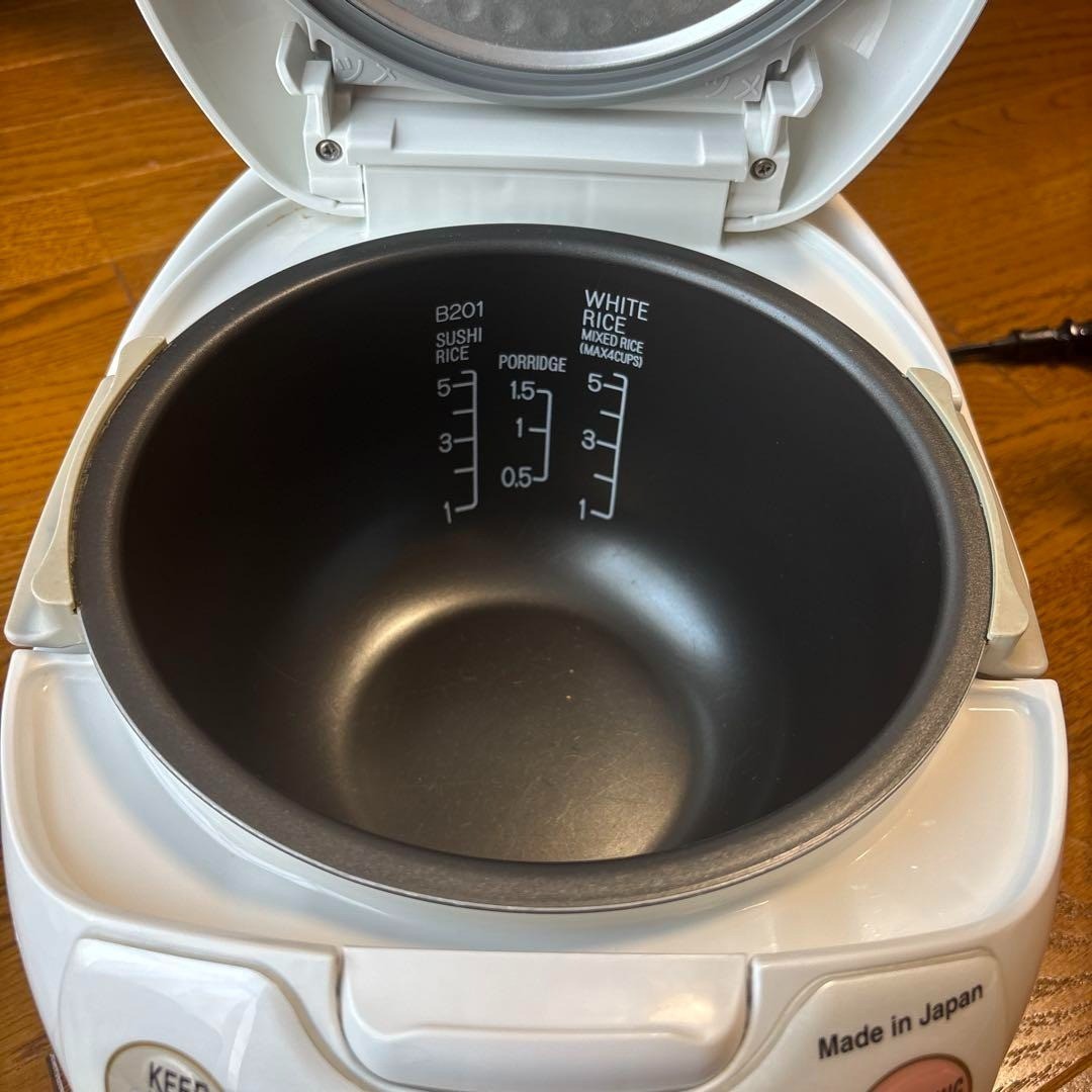 Zojirushi NS-ZCC10 5.5-Cup Micom Rice Cooker Premium White Made