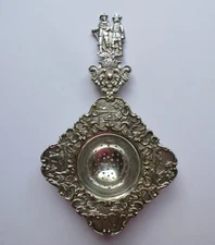 Dutch figural silverplate souvenir tea strainer 1924-43 vintage Netherlands