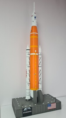 Nasa SLS Artemis 1 with Launch Pad Assembled model 680mm 1:144