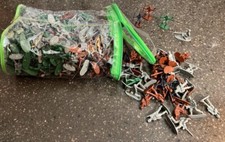 Army Men Plastic Soldiers guns toys GOOD CONDITION