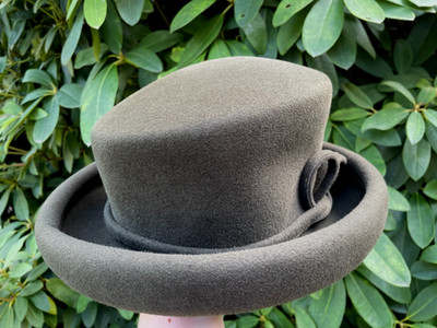Vintage Susy Krakowski olivbraun asymmetrisch Zylinder Hut John Bull Mad Hatter Boho M