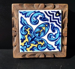Wood framed Dal Tile trivet, 5.5 inches square, short legs. Blue, Yellow, White