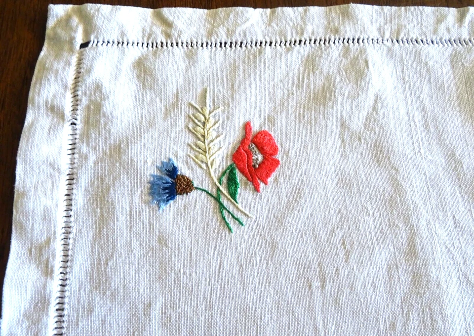 Napperon des années 60 en lin brodé à la main de fleurs des champs -45 cmx50 cm - Photo 4/4