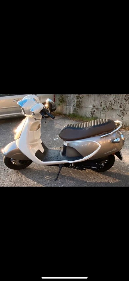 Roller / Daelim / Retro Style / 125 ccm 4200 km - Bild 3 von 4