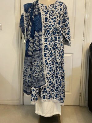 Hosenanzug im indischen Stil, blau gemustert mit weißem Baumwolldupatta