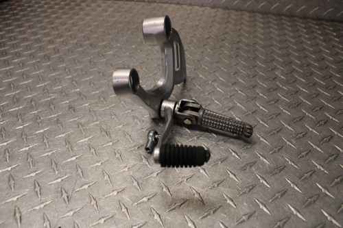 13 / 16 Yamaha Fz09 / FZ-09 Right Front Foot Peg Bracket Gear Shifter Peg OEM - Picture 10 of 18