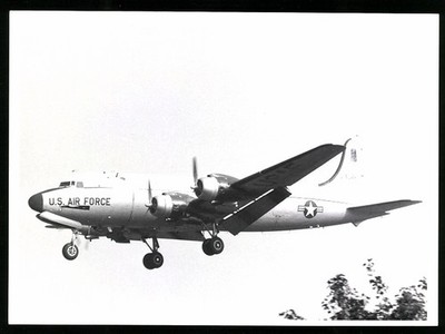 Fotografie Flugzeug Douglas C-54 Skymaster USAF 50480 beim Landeanflug auf Berl 