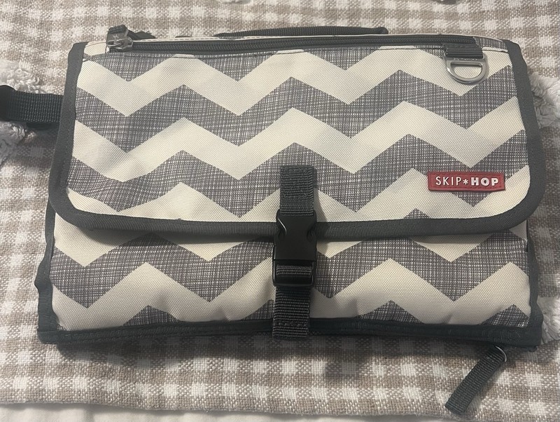 Skip Hop Pronto Baby Portable Changing Station & Diaper Changing Pad Clutch Gray