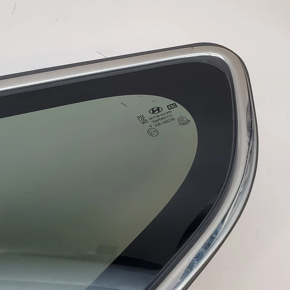 Заднее стекло на четверть стекла для Hyundai Santa Fe 2013–2018 годов от оригинального производителя левое со стороны водителя - Изображение 3 из 4